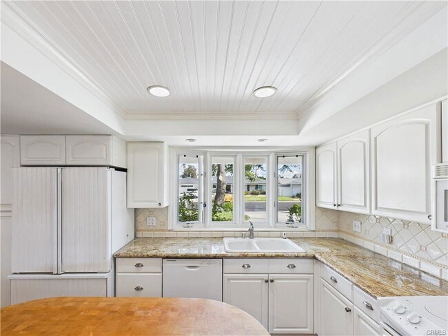 Building Photo - 2857 Ellesmere Ave