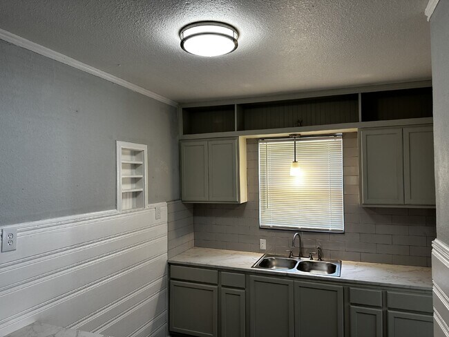 Building Photo - 3/1 Charmer in Owen Park!