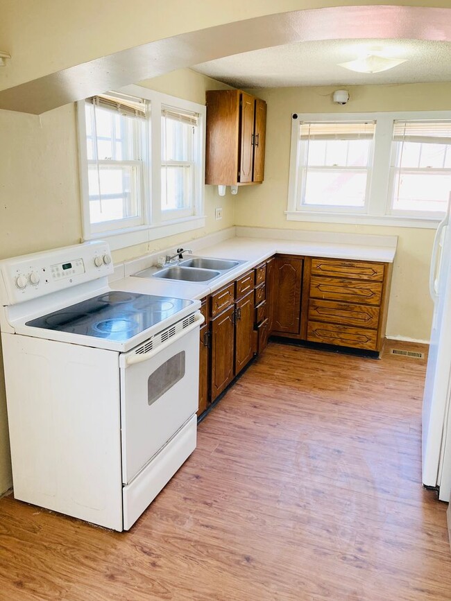 Building Photo - Cute Bungalow, Centrally Located