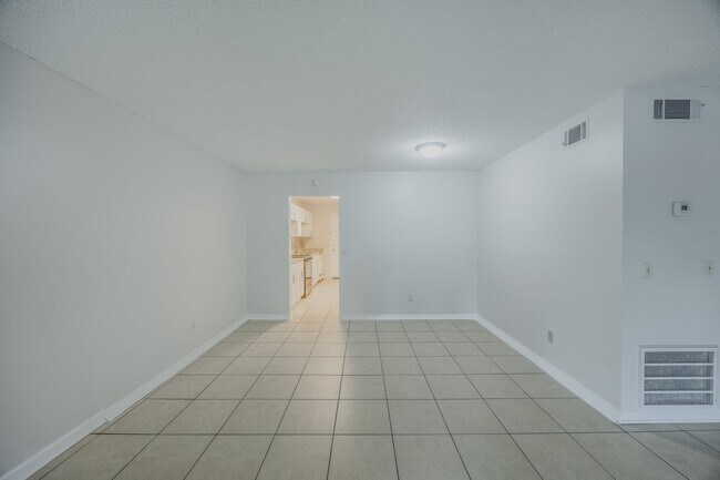 Foto del edificio - Updated Spacious 3 Bed/2 Bath Condo FOR RE...