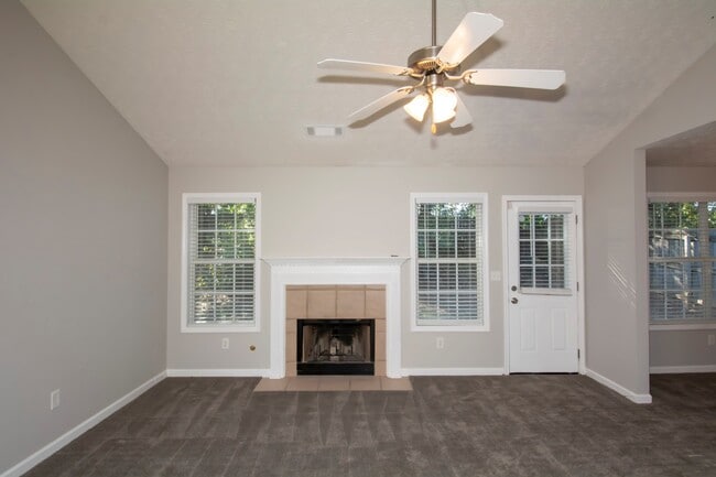Building Photo - BEAUTIFUL 3 BEDROOM / 2 BATH HOME WITH PRIVACY FENCE!