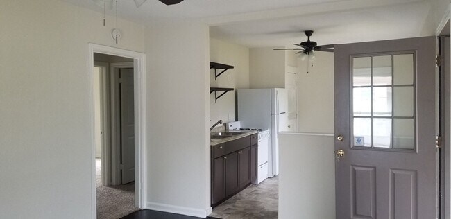 Building Photo - Cute 2 Bedroom 1 Bath Bungalow Home