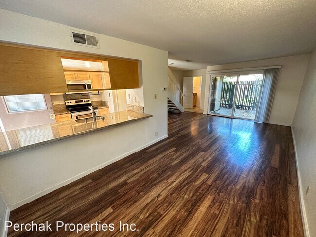 Building Photo - 2 br, 1.5 bath House - 5497 Roundtree Dr #E