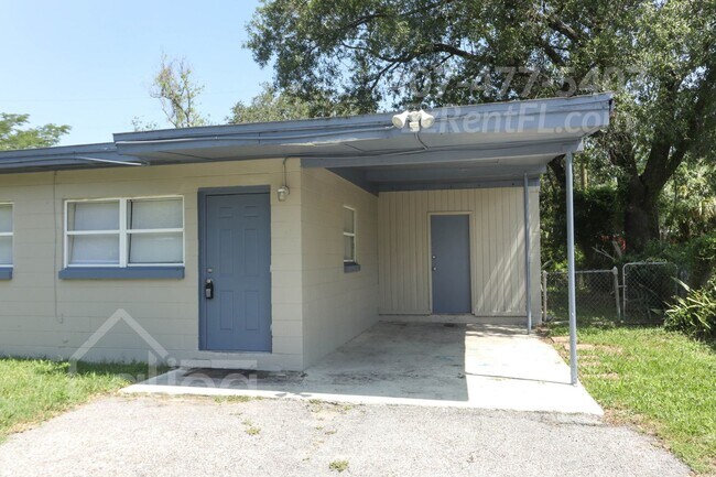 Foto del edificio - 4 Bed 1 Bath with Carport - Completely Rem...
