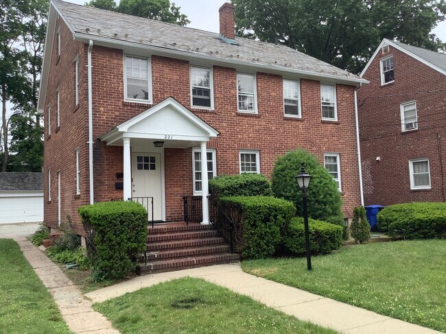 Building Photo - 221 Everett Pl