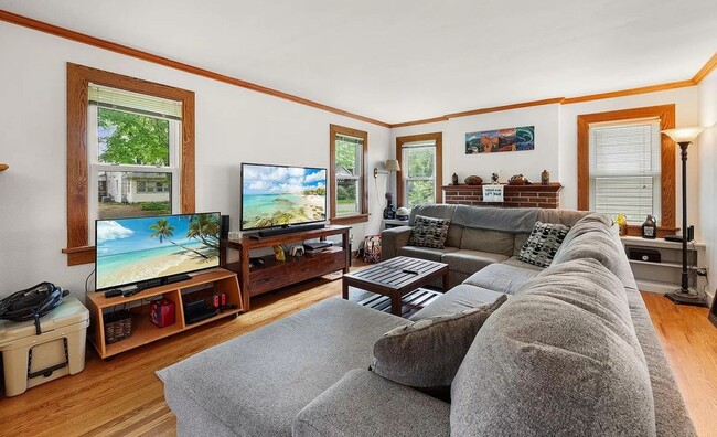 Building Photo - 4 Bedroom House On Campus (Available For 3...