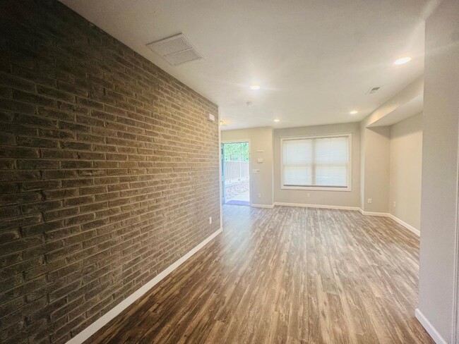 Building Photo - 811 Riverview Ln