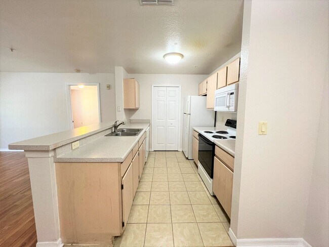 Building Photo - Great apartment close to Millenia Mall!
