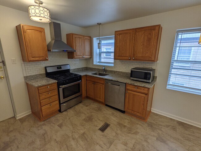 Building Photo - 5820 Sunshine Dr