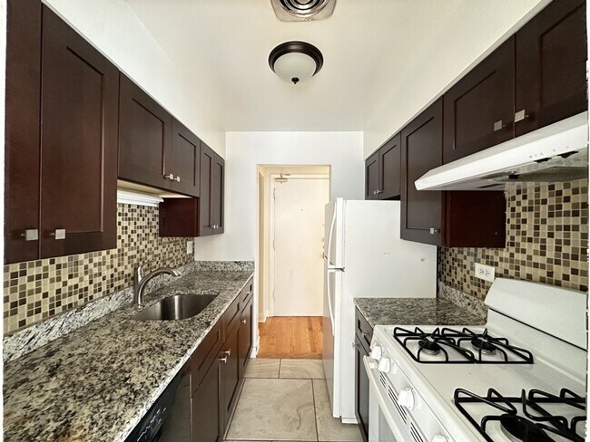 Foto del edificio - 3710 N Pine Grove Ave