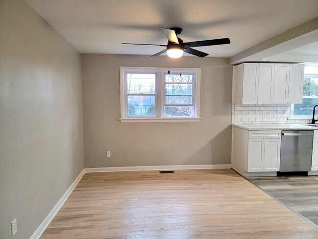 Building Photo - 2307 Mayfair Dr