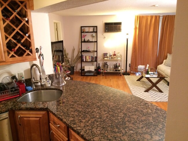 Foto del edificio - The Mews Condo