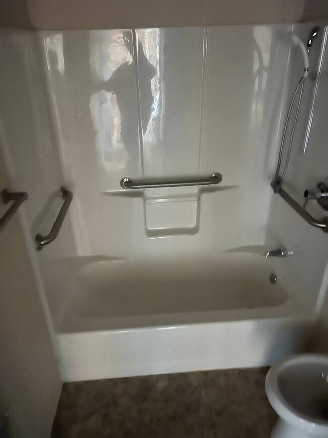 Building Photo - Spacious 1 Bedroom Apartment