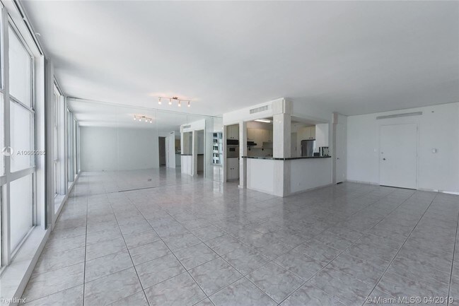 Foto del edificio - 1 br, 2 bath Condo - 5055 Collins Ave Apt 9M
