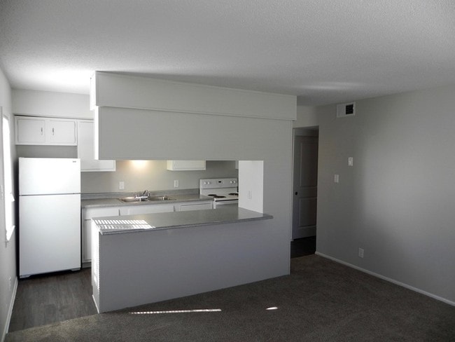 Building Photo - Fully Remodeled 2 Bedroom Available Now!