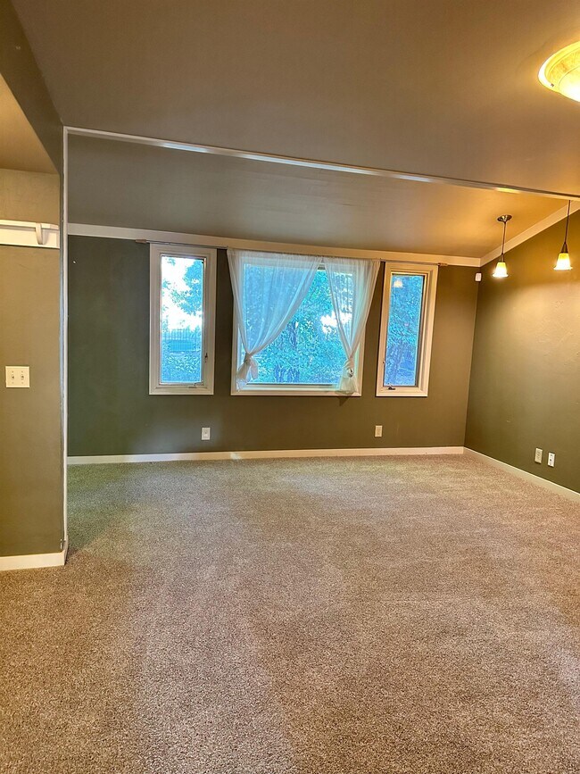 521 Norway St, Silverton, OR 97381 House Rental in Silverton, OR