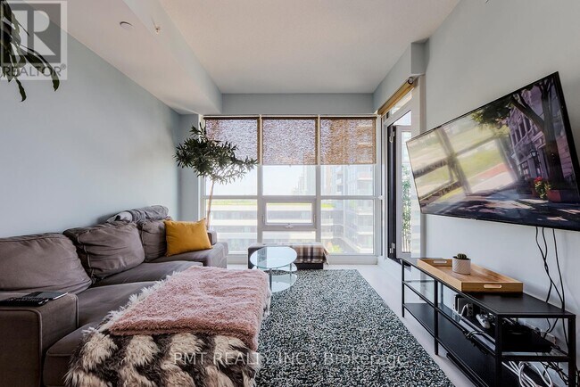 Photo du bâtiment - 2212 Lake Shore Blvd W