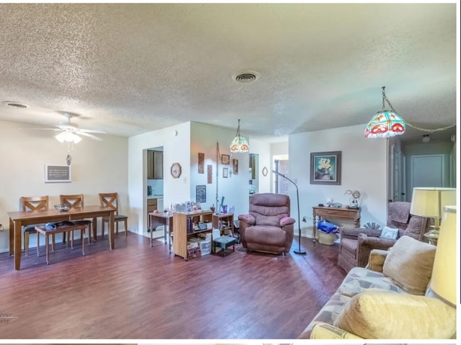 Foto del edificio - 3133 Button Willow Ave