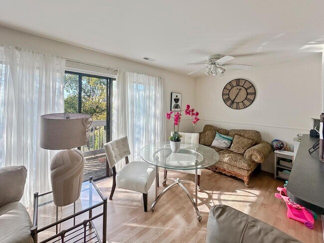 Foto del edificio - 209 W Ct of Shorewood