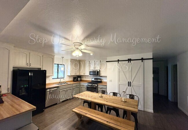 Foto del edificio - Cozy 3-Bedroom 2-Bath Retreat Nestled in the Trees!