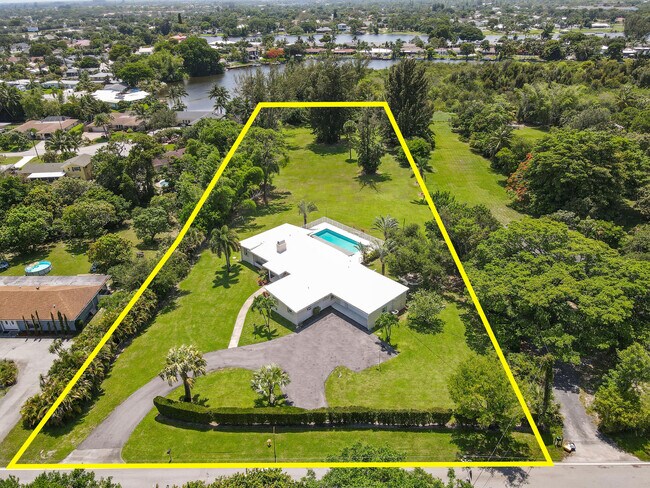 Foto del edificio - 6759 High Ridge Rd
