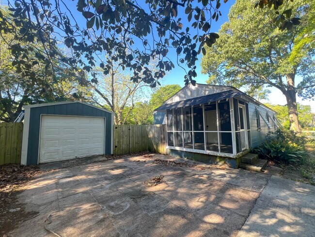 Building Photo - 2 Bedroom 2 Bath House on James Island - Charleston