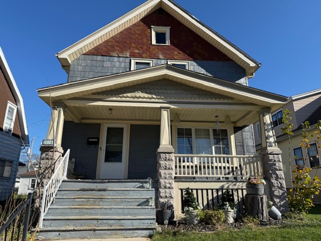 Primary Photo - West Allis 3 bedroom 1.5 bath large 2 car ...