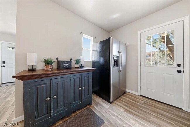Building Photo - Cute cottage home with huge backyard.