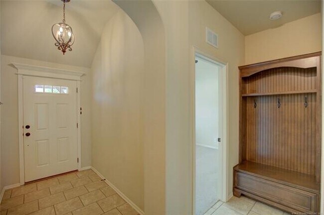 Building Photo - Spacious 4 Bed | 2 Bath | Large backyard | Bixby