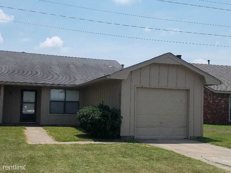 Primary Photo - 3 br, 2 bath Apartment - 509 W. Quantico