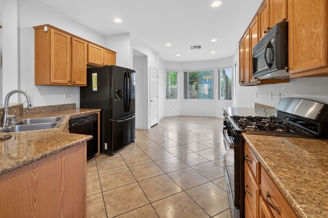 Foto del edificio - CORNER LOT 4-BEDROOM HOME + LOFT  WITH 3.5 BATHS AND 3-CAR GARAGE!