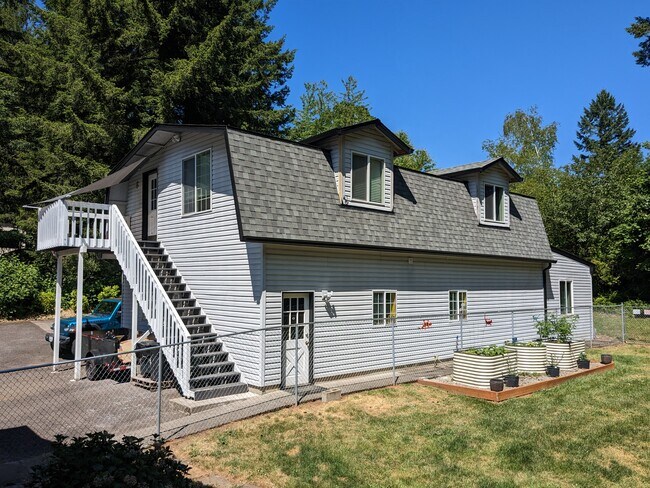 building with apartment upstairs, only - 9413 NE 227th Ave