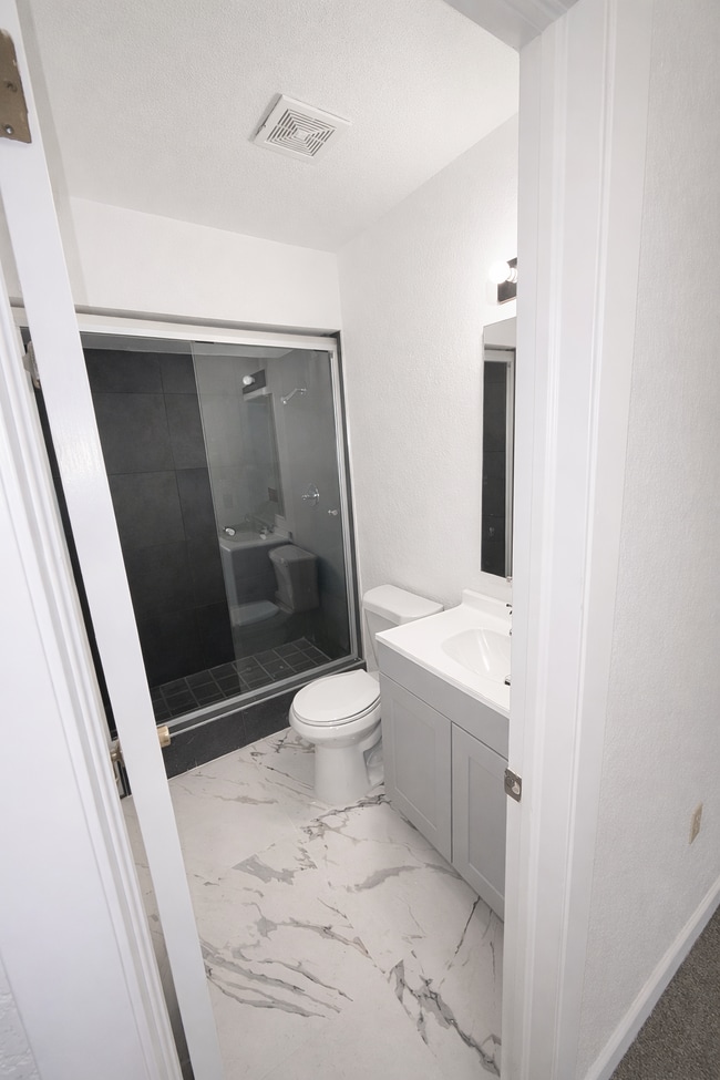 Building Photo - 1605 Common Dr