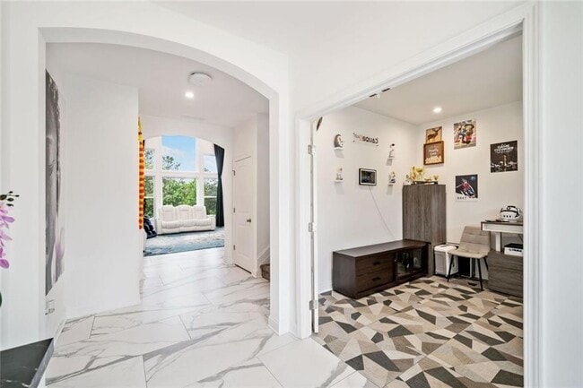 Foto del edificio - 2121 Harmony Dr