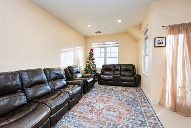 Foto del edificio - 614 Pond St