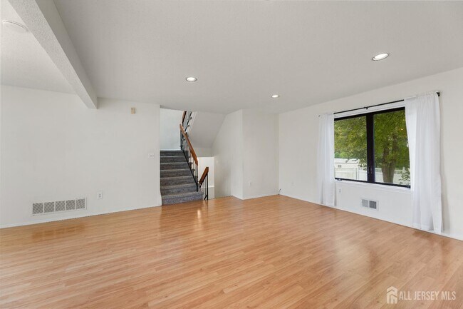 Foto del edificio - 65 Diamond Ln