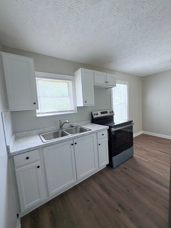 Building Photo - Available Now - 2552_RENWOOD