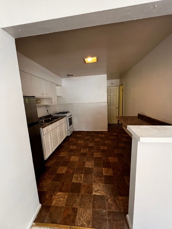 Foto del edificio - 128 Clinton Springs Ave