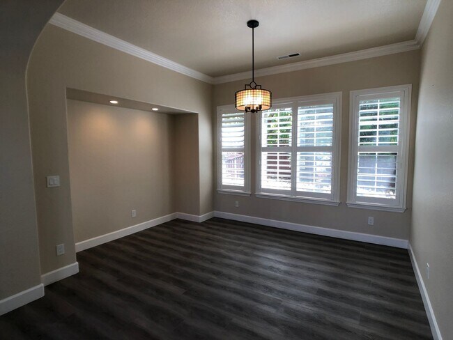 Building Photo - Stunning Eagle Ridge Home
