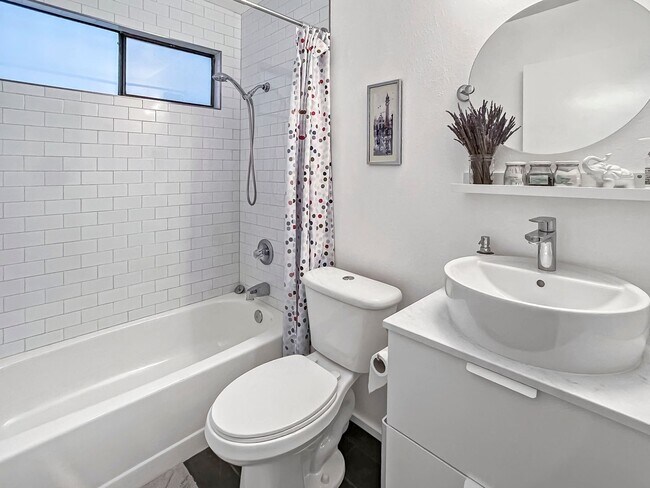 Foto del edificio - Charming Ballard 3BR Home with Patio, Garage in Prime Location