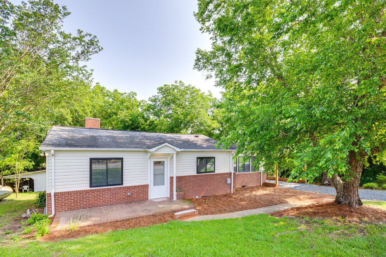 Primary Photo - "Newly Renovated 3-Bedroom Retreat with 2 ...
