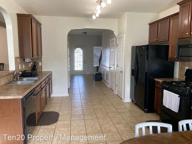 Building Photo - 4 br, 2.5 bath House - 701 Williams Ave