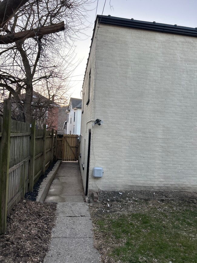 Building Photo - 1823 Russell St