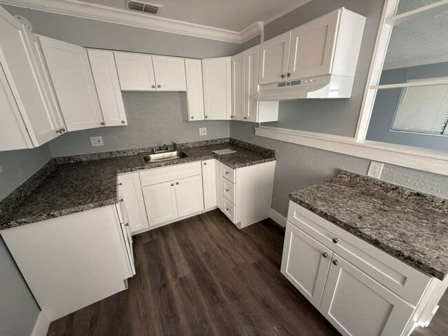 Building Photo - 3/2 Beautiful Upgraded Home on a corner lot! Apply for FREE This Holiday Season!