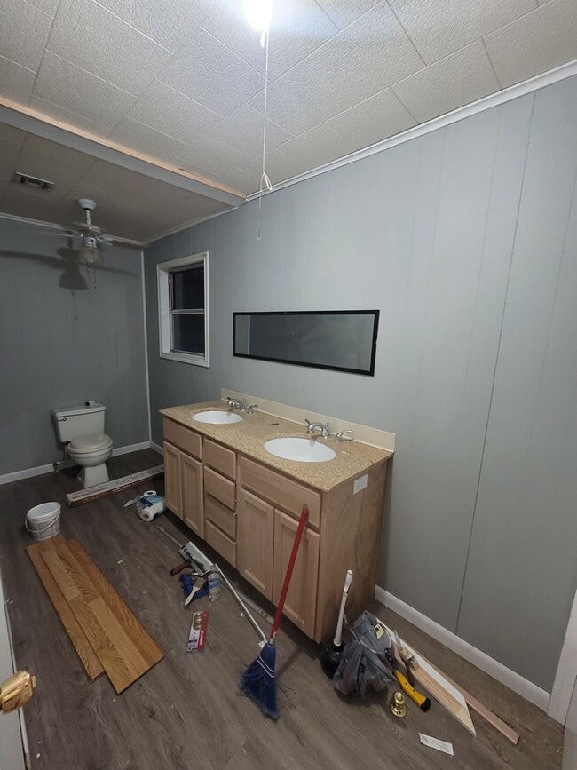 Masterbath - 1108 S Crocker St