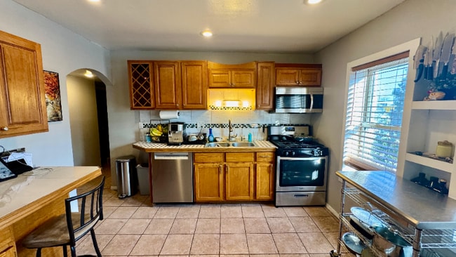 Building Photo - 1360 W Evergreen Ave