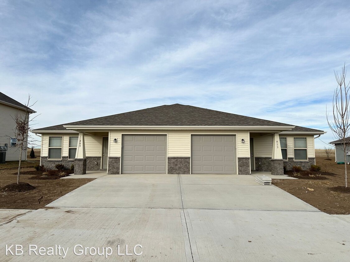 3 br, 2 bath House 409 SE Rose Garden Lane House Rental in Blue