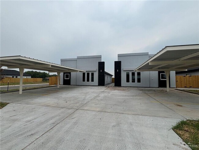 Foto del edificio - 905 Deluxe St