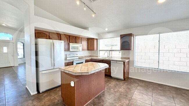 Foto del edificio - 641 E Lovegrass Dr