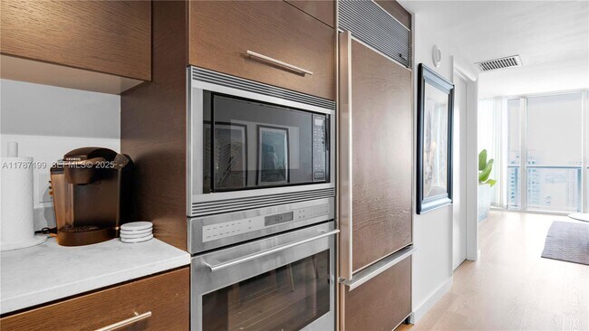 Building Photo - 485 Brickell Ave